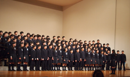 海外研修先のアメリカ国歌を6年生全員で合唱